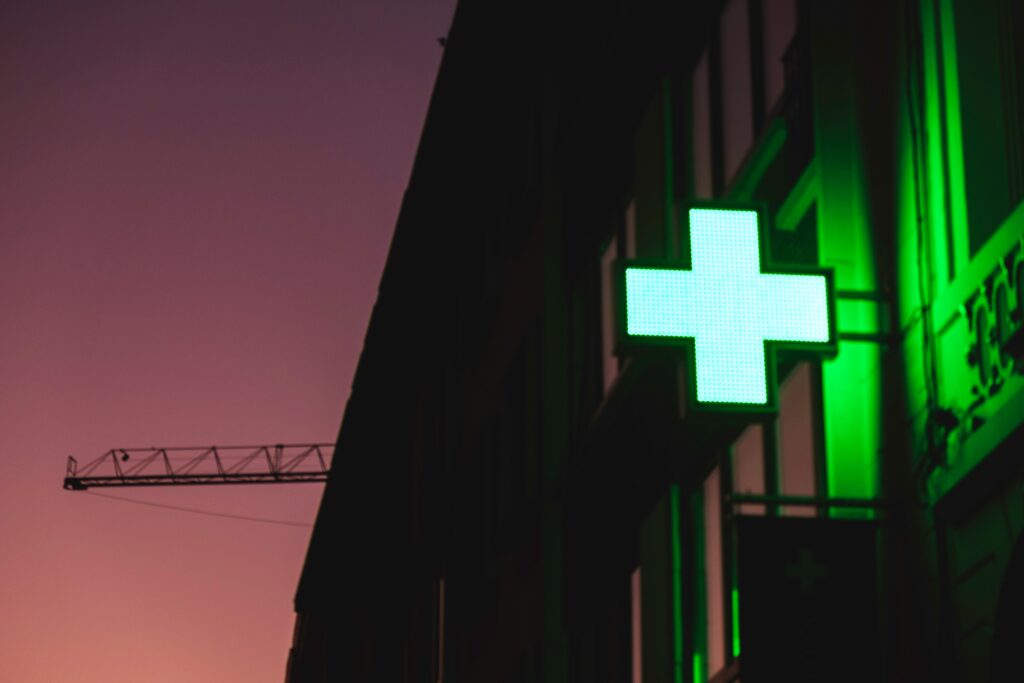 Cruz verde luminosa de farmacia, caso real de ahorro eléctrico con tarifa 3.0TD de Go Energía